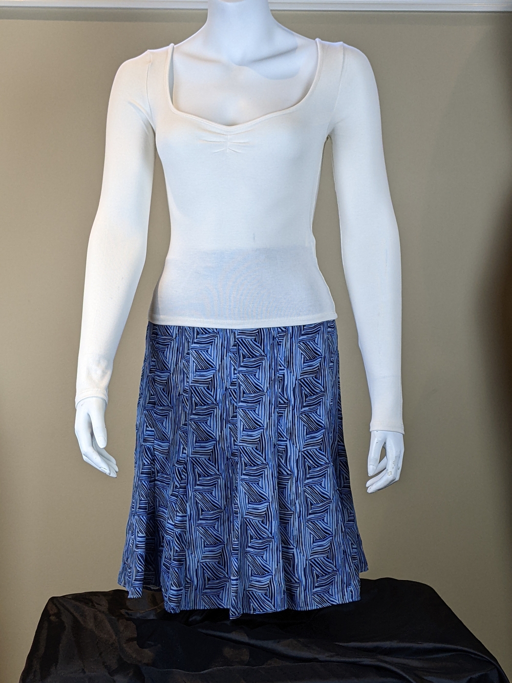 White Long-Sleeve Ruched Scoop Neck Women’s Top - Picture 3 of 7